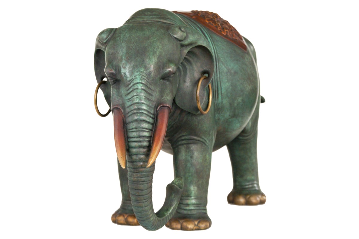 Живой слон цена. Бронзовый слон индийский. Скульптура слона в Москве. Слон из цветного стекла. Слон из бронзы Германия старинный.
